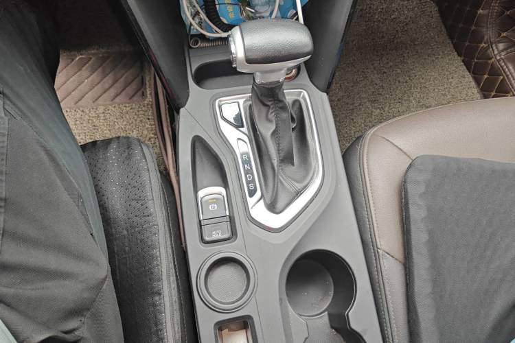 Used GAC Trumpchi GS4 2017 235T Automatic Two-Wheel Drive Luxury Smart Connectivity Version Gear Lever