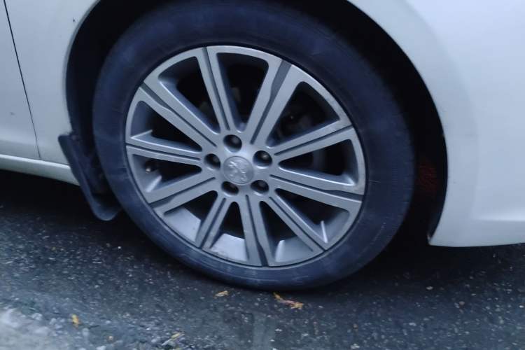 Used Peugeot 408 2014 1.8L Automatic Luxury Edition Right Front Wheel Hub