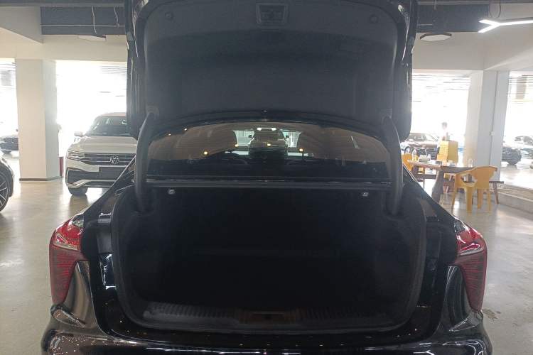 Used Hongqi H5 2025 2.0T Automatic Flag Edition – 500 000 Units Commemorative Version Trunk