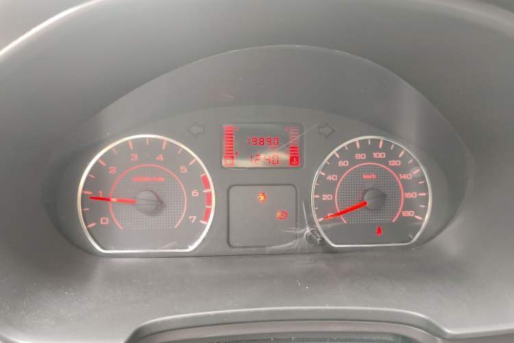 Used Wuling Hongguang V 2022 1.5L Jingqu Edition Enclosed-Window Vehicle with Electric Power Steering LAR Odometer Close Up