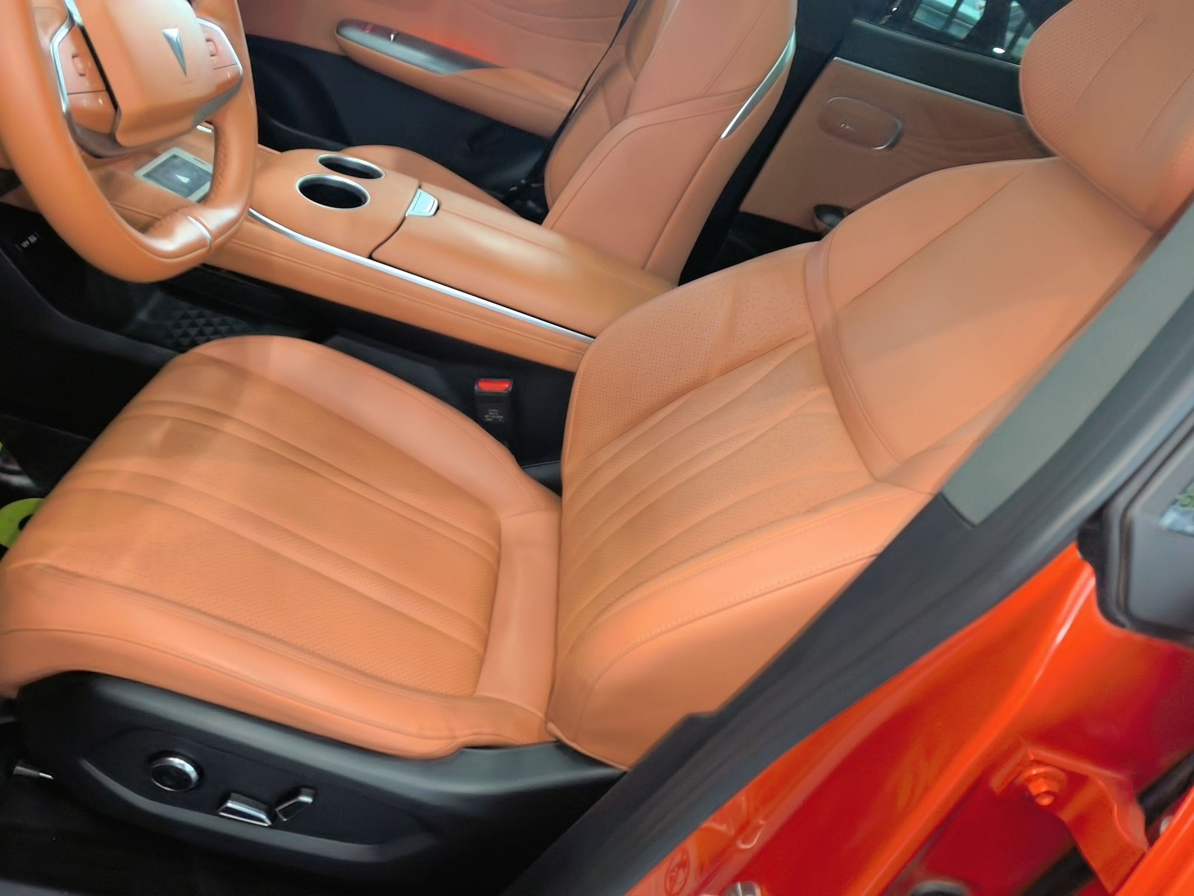 المقاعد الأمامية داخل السيارة