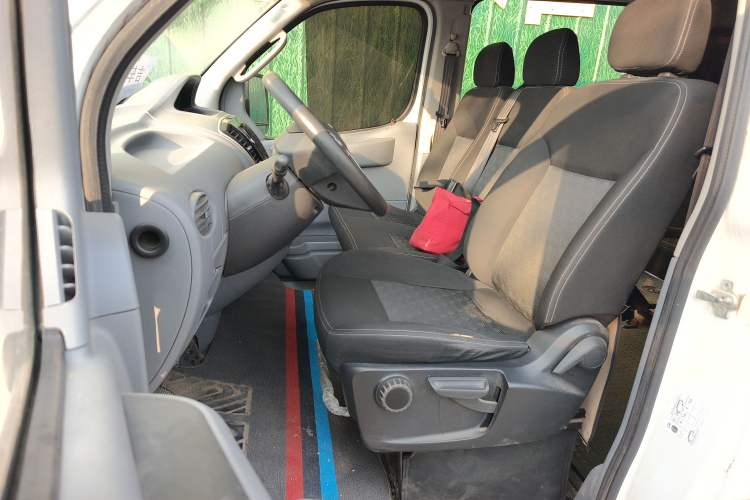 Used SAIC MAXUS Xintu V80 2019 2.5T Classic Edition 6-Speed Manual – Aoyuntong Modified Version Short Wheelbase Mid-Height Roof 5/6 Seats Left Front Seat