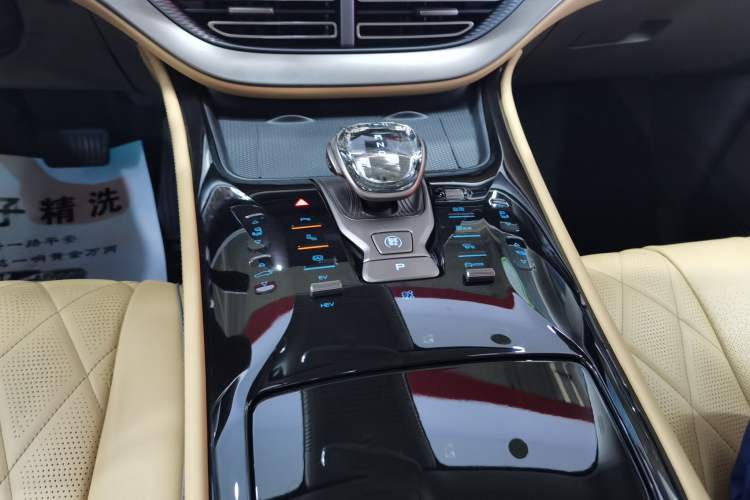 Used Denza D9 2022 DM-i 1040 Prestige Model