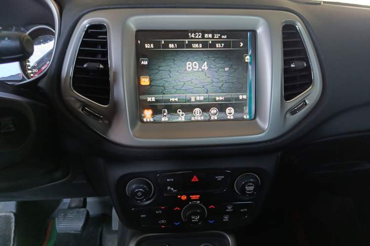 Used Jeep Compass 2017 200T Automatic Family Edition Audio And AC Panel