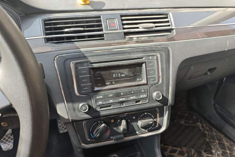 Used Volkswagen Santana 2016 1.6L Manual Comfort Edition
