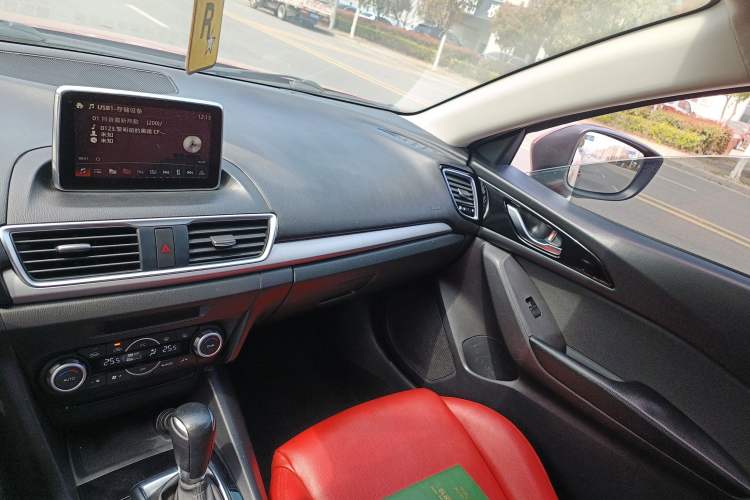 Used Mazda 3 Axela 2016 Sedan 1.5L Automatic Luxury Model