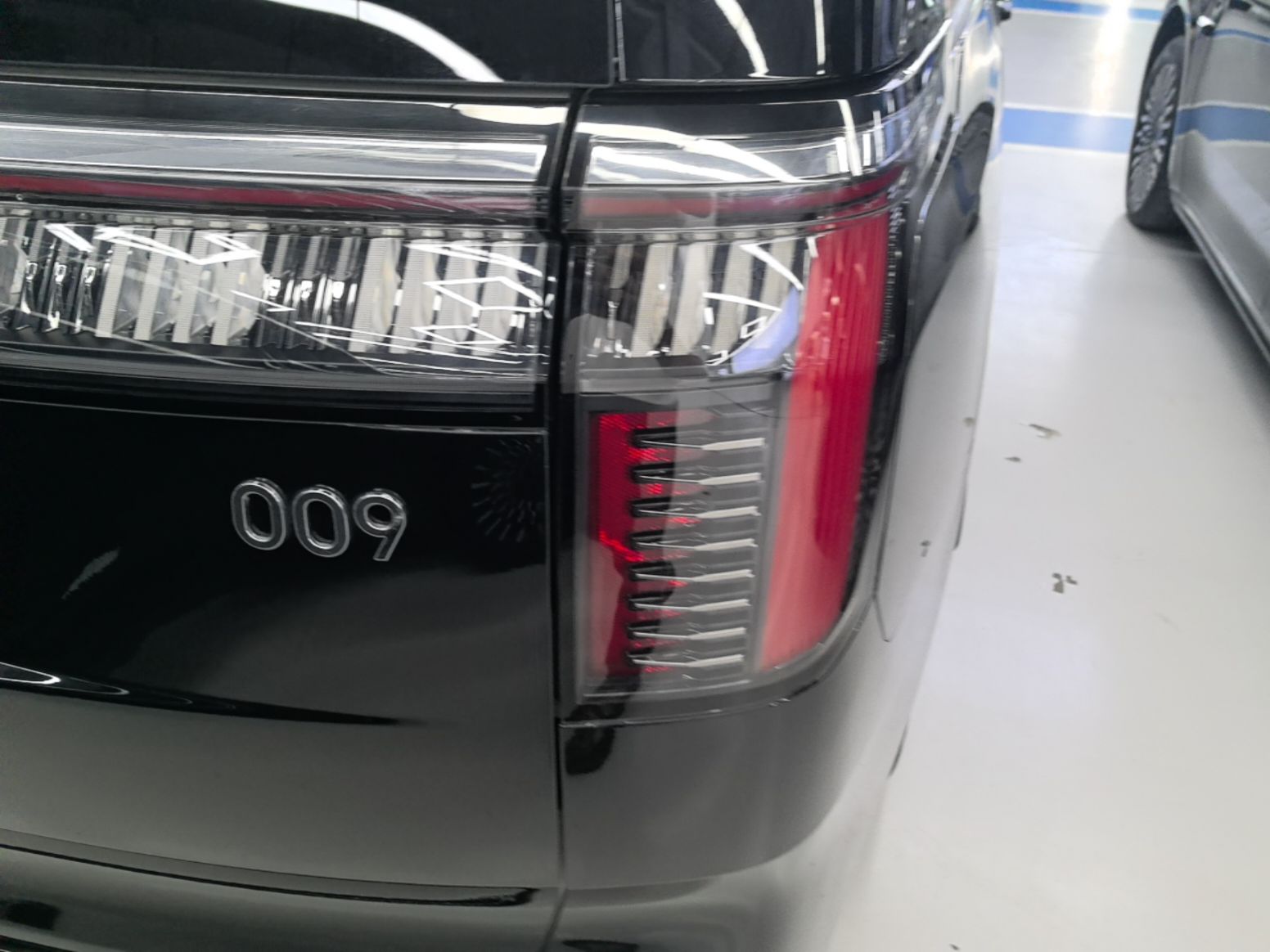 Zeekr 009 2024 Six-Seat Executive Version 4WD 108 kWh — снимка 9