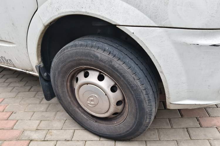 Used SAIC MAXUS Xintu V80 2023 2.0T AMT Classic City Distribution King Short Wheelbase Mid-Roof 3-Seater