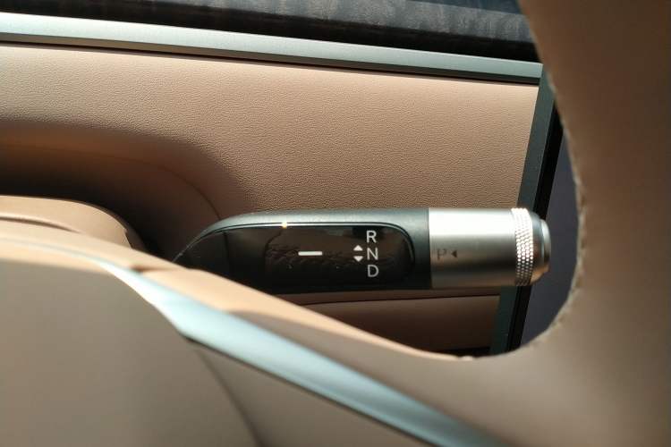 Used ONVO Luxeed L90 2025 Model—Ultra Six-Seater Version Gear Lever