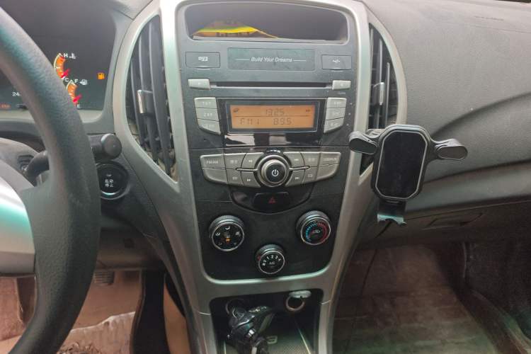 Used BYD F3 2015 Energy-Saving Edition 1.5L Manual Luxury Model Audio And AC Panel