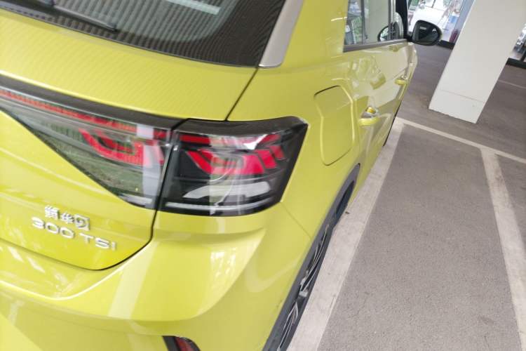 Used Volkswagen T-ROC 2023 300TSI DSG Two-Wheel Drive Starlight Edition