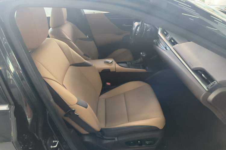 Used Lexus ES 2020 300h Premier Edition
