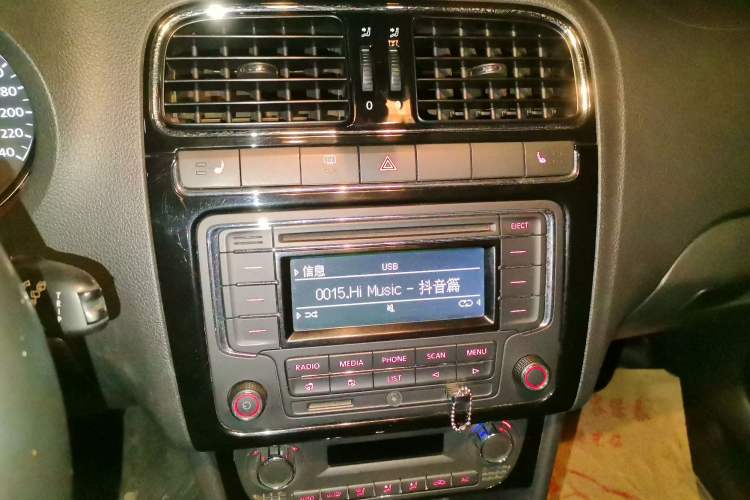 Used Volkswagen Polo 2013 1.4L Automatic Luxury Edition Audio And AC Panel