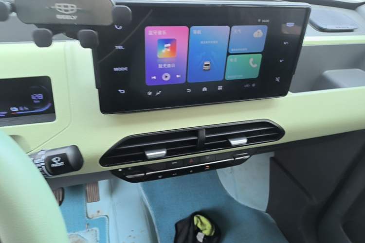 Used Geely Galaxy Panda 2024 Panda Mini 200km Endurance Bear
