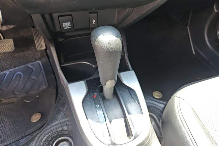 Used Honda Fit 2014 1.5L SE CVT Fashion Model Gear Lever