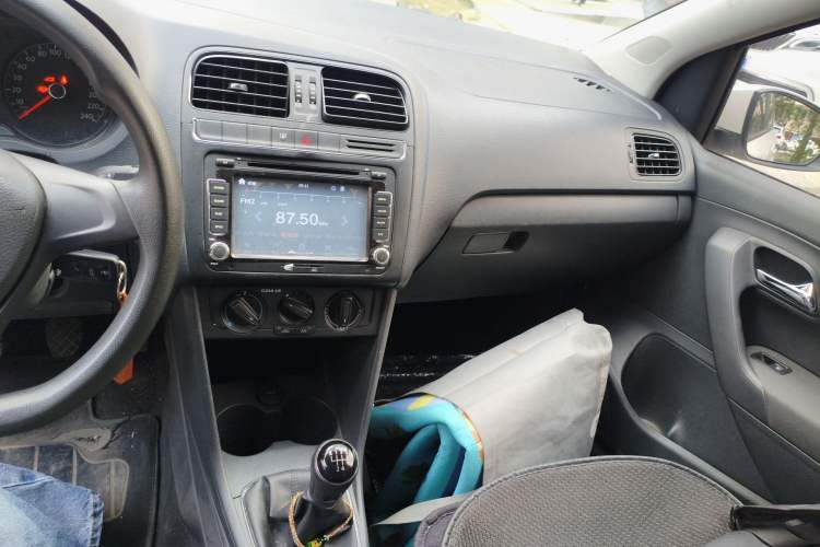 Used Volkswagen Polo 2016 1.4L Manual Fashion Model Audio And AC Panel