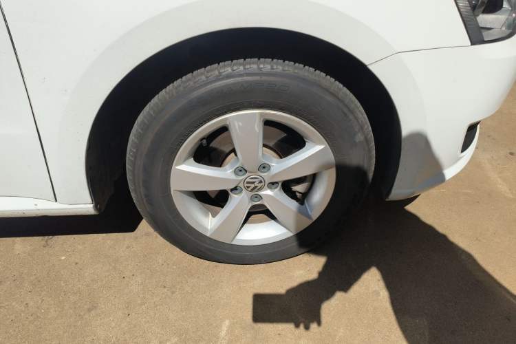 Used Volkswagen Lavida 2013 Revised Classic 1.6L Automatic Fashion Edition Right Front Wheel Hub