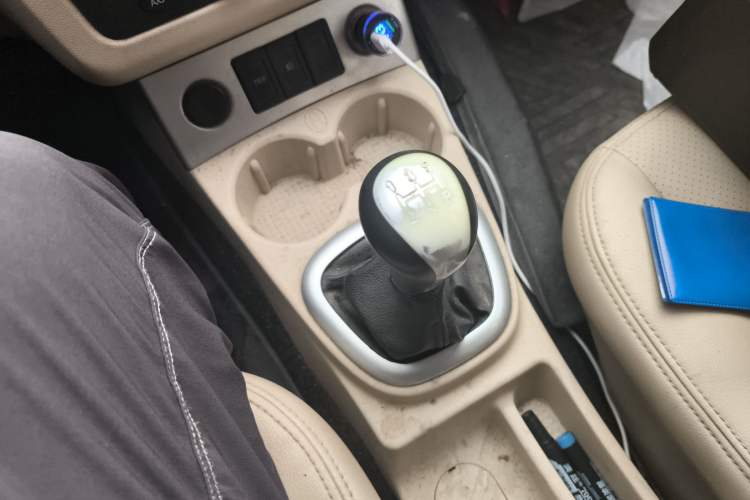 Used Dongfeng Fengon 2013 1.5L Manual Deluxe Model DK15 Gear Lever