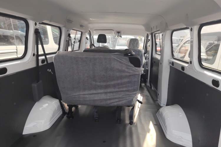 Used Wuling Yangguang 2024 300KM Comfort Version Passenger Van 75kW