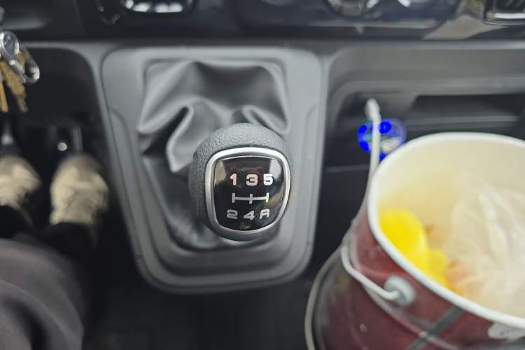 Used Iveco Daily 2023 2.5T A35M1 Short Wheelbase Low-Roof Single-Tire Side-Sliding Door 5-9 Seats
