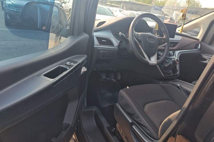 Used JAC Refine M3 2022 PLUS 1.8L 7-seater Standard Model