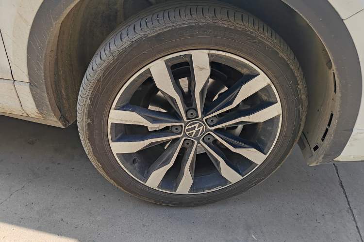 Used Volkswagen T-ROC 2022 280TSI DSG Two-Wheel Drive R-Line Pro PLUS Right Front Wheel Hub