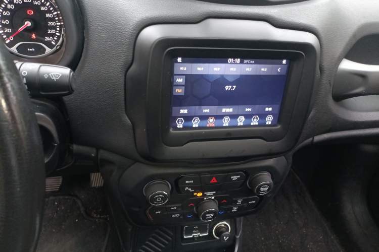 Used Jeep Renegade 2018 Connected Large Screen Version 180T Automatic Jingneng Version Audio And AC Panel