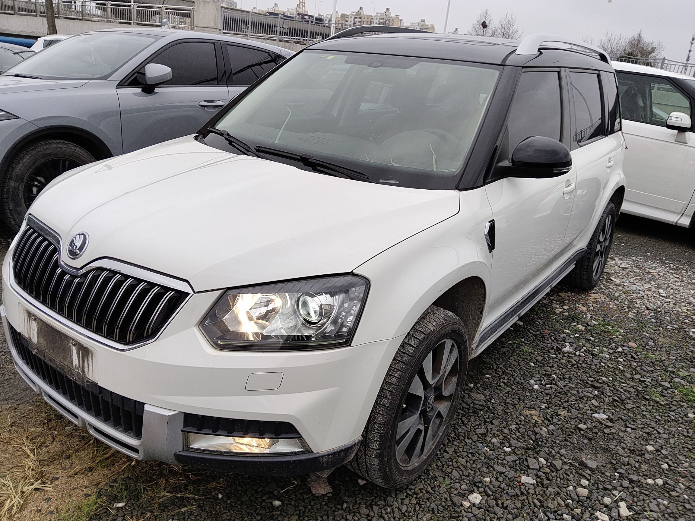 تحت مقدمة السيارة