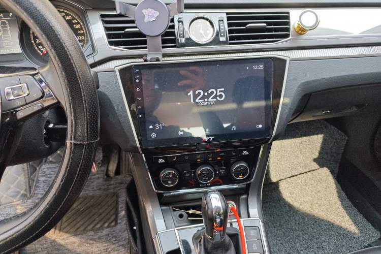 Used Volkswagen Passat 2016 330TSI DSG Luxury Edition Audio And AC Panel