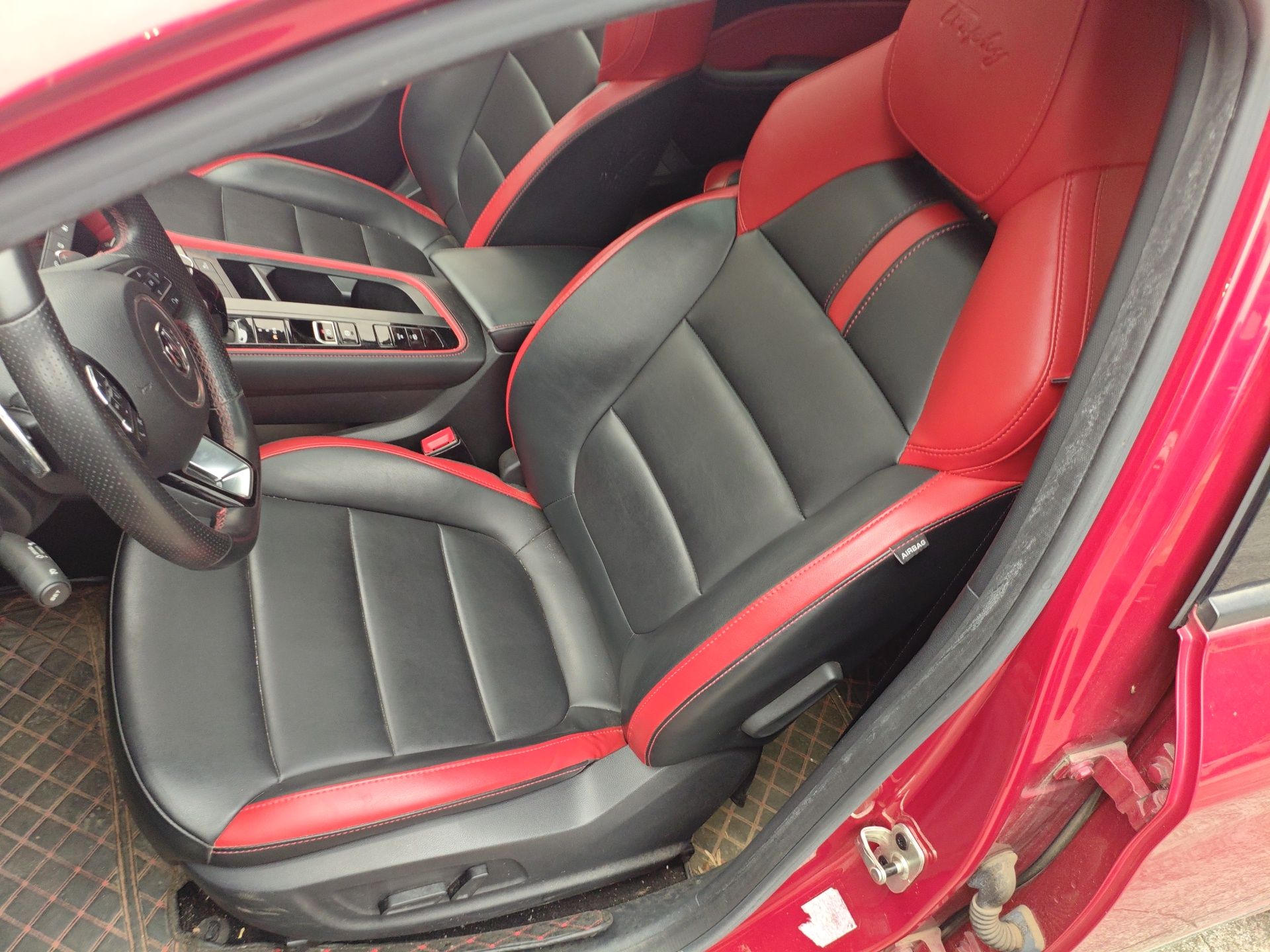 Переднее сиденье в автомобиле