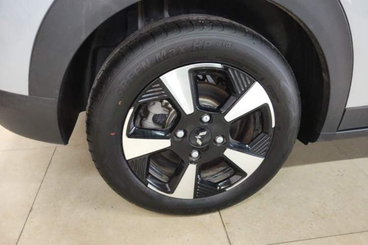 Used Wuling Bingo PLUS 2024 510 km Flagship Edition Four-Seater Version Right Rear Wheel Hub