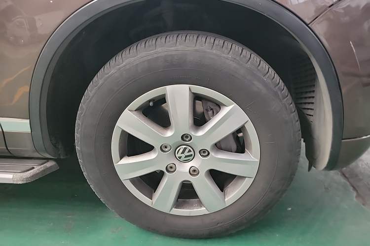 Used Volkswagen Touareg 2011 3.0 TSI Standard Version Right Front Wheel Hub
