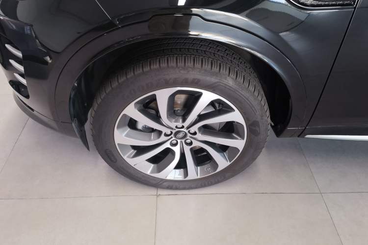 Used Land Rover Discovery Sport New Energy 2023 1.5T P300e Plug-in Hybrid Electric Version Left Front Wheel Hub
