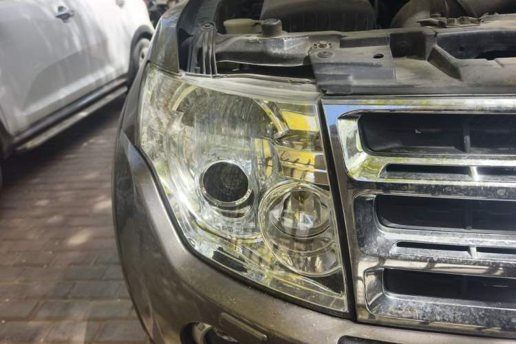 Used Mitsubishi Pajero 2011 3.0L Elite Edition Right Front Headlight