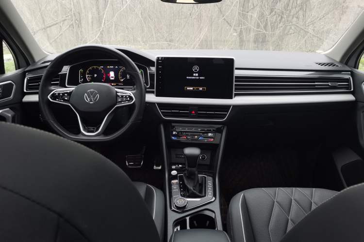 Used Volkswagen Tiguan L 2023 380TSI Automatic All-Wheel Drive R-Line Enhanced 7-Seater Center Console