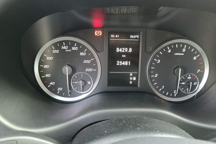 Used Mercedes-Benz Vito 2021 2.0T Business Version 7 Seats Odometer Close Up