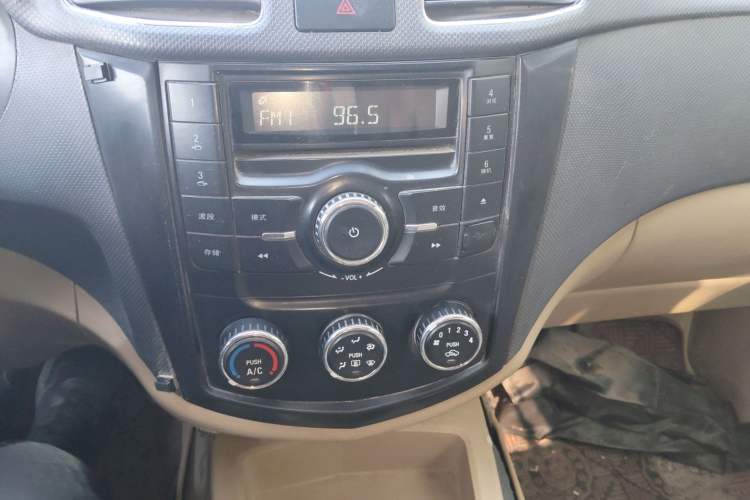 Used Wuling Hongguang 2013 1.2L S Comfort Model China IV Standard Audio And AC Panel