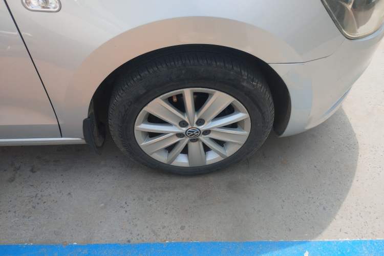 Used Volkswagen Jetta 2015 1.6L Manual Comfort Model Right Front Wheel Hub