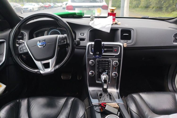 Used Volvo S60 2015 T5 Personalized Sport Edition Center Console