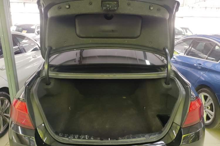 Used BMW 5 Series 2014 520i Elegant Edition Trunk