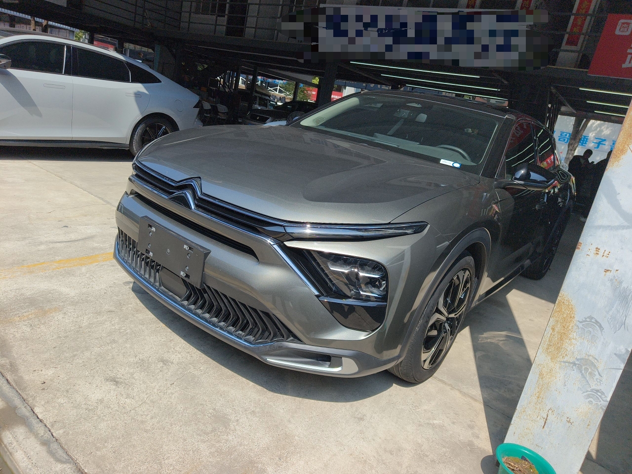 Под передней частью автомобиля