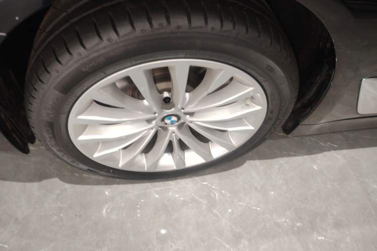 Used BMW 5 Series 2022 Restyled 525Li Luxury Package Left Front Wheel Hub