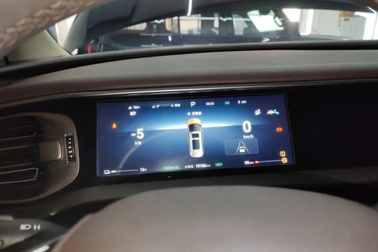 Used Denza D9 2024 DM-i 1050 Luxury Model
