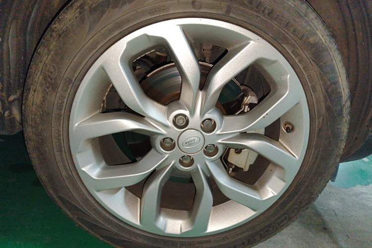 Used Land Rover Discovery Sport 2017 2.0T HSE Right Front Wheel Hub