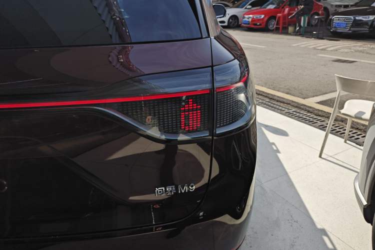 Used Hima AITO M9 2025 Extended-Range Max Version 52 kWh 6-Seater Edition Right Rear Taillight
