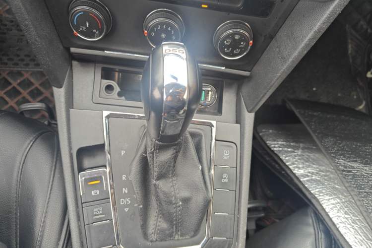 Used Volkswagen Lamando 2017 230TSI DSG Fashion Edition Gear Lever