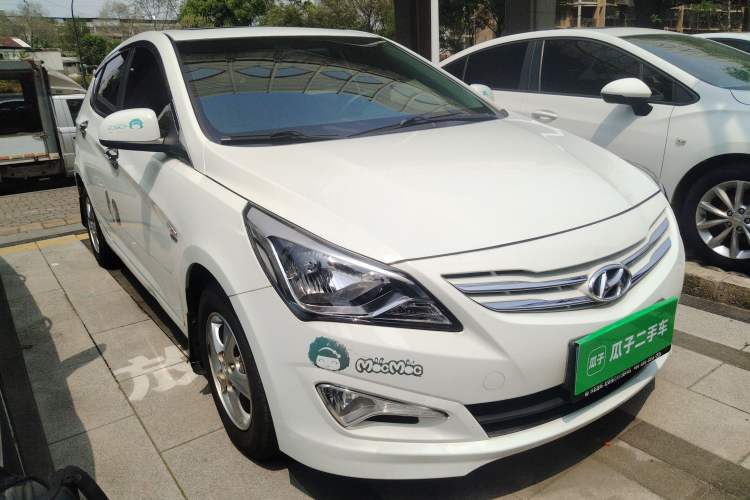 Used Hyundai Verna Ray 2014 1.4L Automatic GLX Front Right 45 Deg