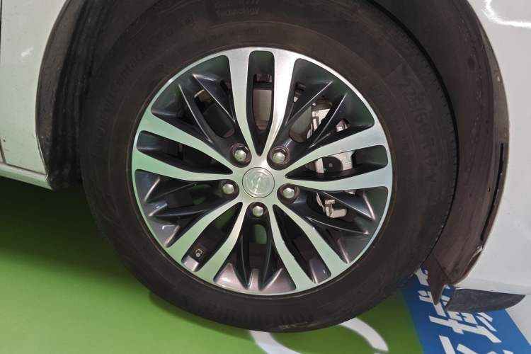 Used Buick GL8 2022 ES Landtrek 653T Comfort Edition Right Front Wheel Hub