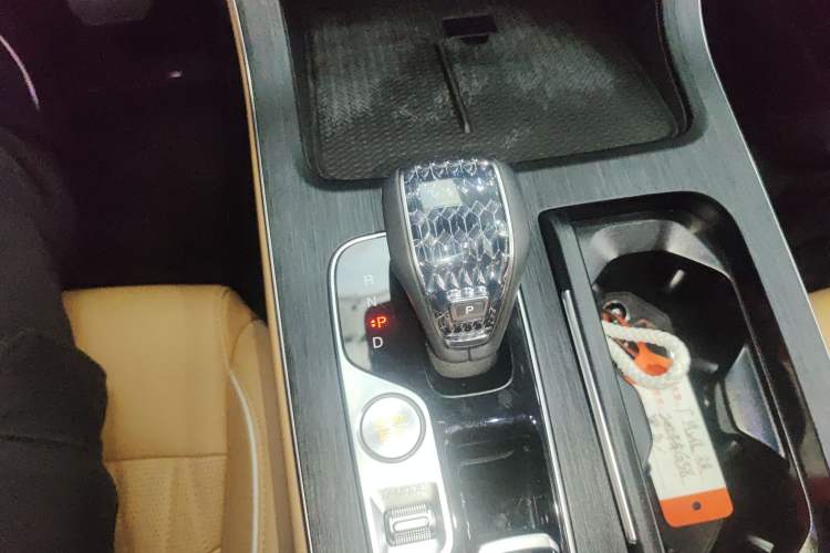 Used GAC Trumpchi GS8 2025 Linghang Series 2.0 TGDI Two-Wheel-Drive Luxury Edition 5 Seats Gear Lever