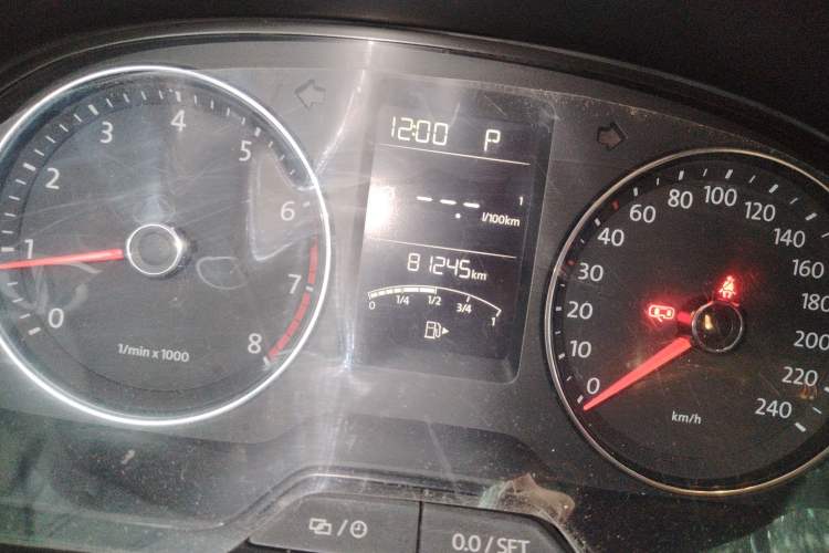 Used Volkswagen Cross Lavida 2014 1.6L Automatic Odometer Close Up